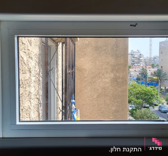 מסגרת חלון אלומיניום עם נוף עירוני